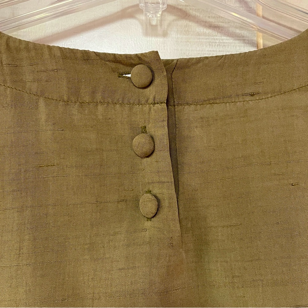 Chaus 100% Silk Olive Green Button Back Split Hem Short Sleeve Top Sz 14 - Picture 6 of 6